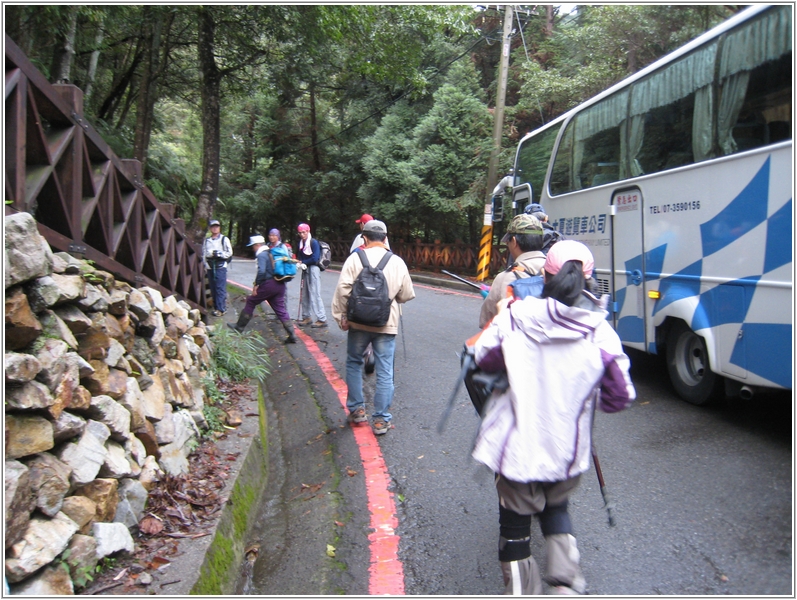 2012-12-01 09-04-42鳶嘴山登山口.JPG